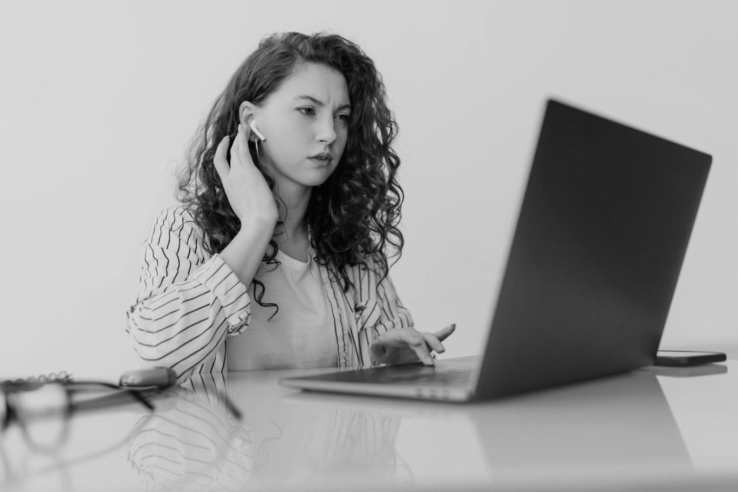 Estudiantes aplicando estrategias de link building